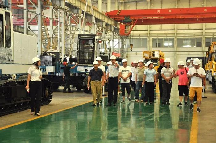 批量交车！华南区域旋挖钻战略客户一行到访rb88随行版重装