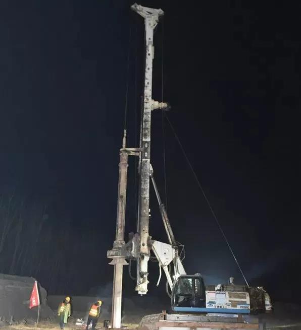 rb88随行版旋挖打下雄安站第一桩